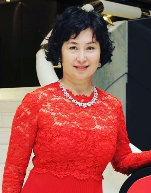 真正的贵妇，老了也很接地气：穿大红大绿的衣服，爱戴黄金翡翠