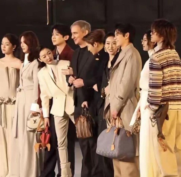 这一夜,全程冷脸穿蓬蓬裙的巩俐,让所有人见识了她的江湖地位