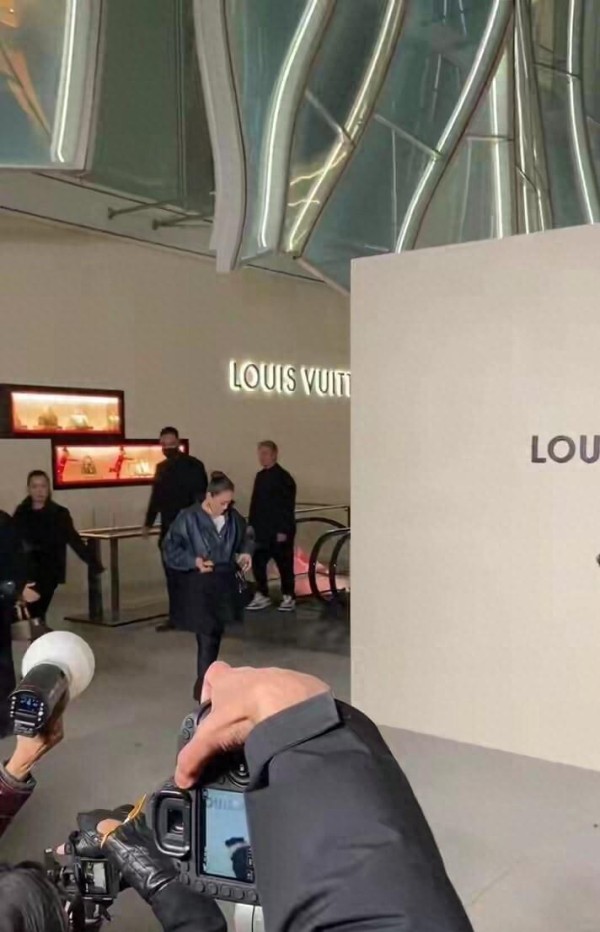 60岁巩俐LV压轴封神,成为焦点被爱滋养的优雅,从不输给岁月