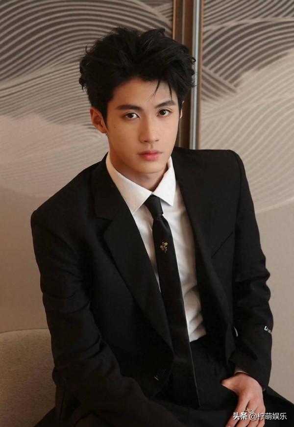 邓灵枢新剧开机，男主05后年轻又帅气，竟还演过长剧？