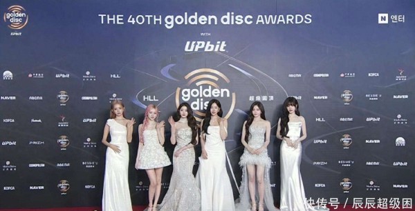 张元英辱华风波后亮相金唱片 穿平底鞋被队友秒 外网发一堆奇怪符号