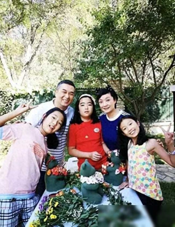张嘉译家庭生活照曝光：背驼老婆似农妇，女儿长相平平