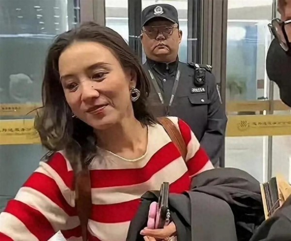 偶遇宋佳机场素颜！法令纹明显皮肤松弛，岁月痕迹藏不住