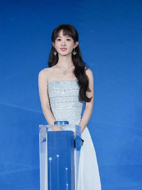 赵丽颖沁园年会长发造型亮相,与剧形象反差大