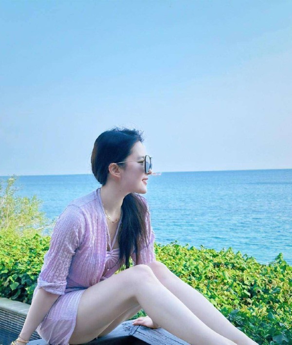 刘亦菲真实身材引争议！海边度假照小腹赘肉明显，网友：神仙姐姐人设崩塌