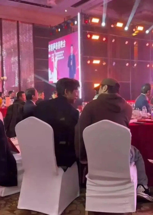 沈腾带老婆亮相造型吸睛，王琦短发大变样被赞“瘦出尖下巴”！