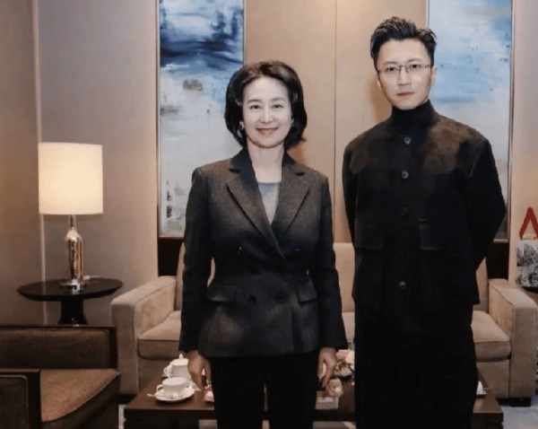 谢霆锋与何超琼同框照火啦！穿黑衣双手背后，尽显沉稳又有男人味