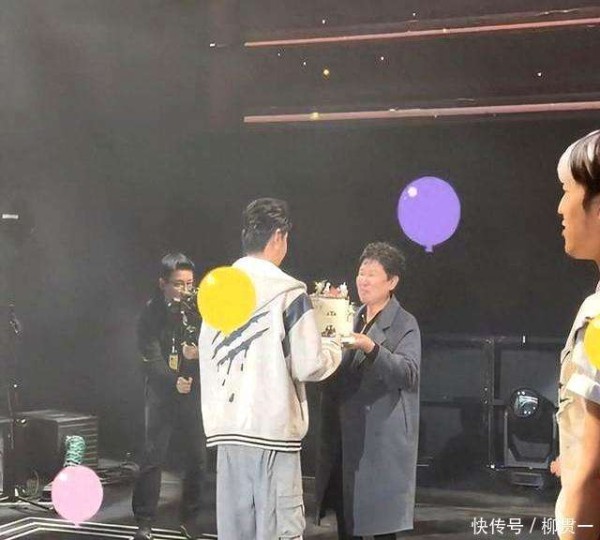 张云雷酒店手签应援棒，彩排花絮被爆，凌晨时分，张妈带蛋糕登台