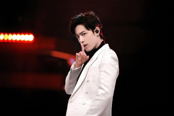 跨年零点热闹非凡，肖战握手合影不停，何炅飞奔拥抱汪涵维嘉