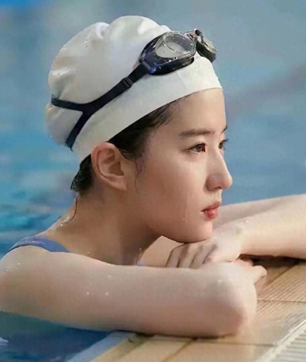 38岁刘亦菲近况曝光,全网羡慕:不恋爱、不合群,养了60只猫