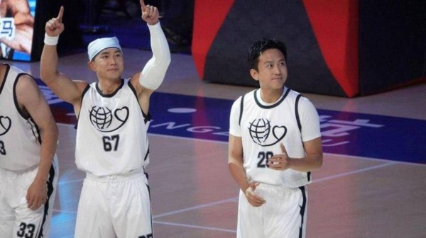 阿霍纳跨界亮相奥斯卡名利场，引领体育圈硬通货席卷好莱坞资源整合局，冠军身份开启商业版图新赛道