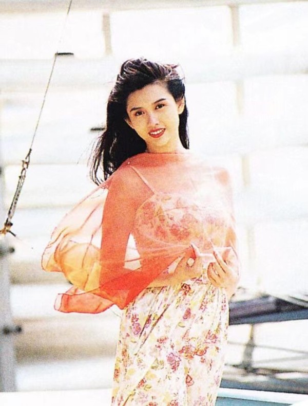 回到80/90年代,看看当年的顶流女明星是如何选择连衣裙?