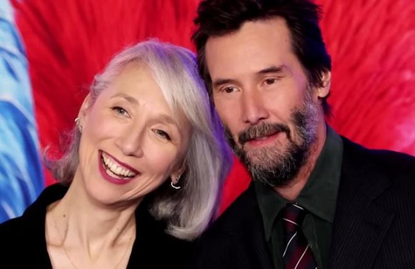 61岁基努里维斯牵52岁女友玩滑冰，现场亲吻画面超甜蜜