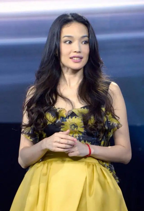 舒淇是怎么做到，就算穿着低俗的服装，也始终有一种高级味