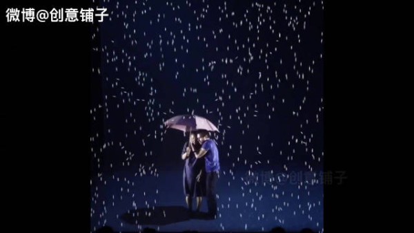 艺术团队Adrien M&Claire B设计的光影互动装置……