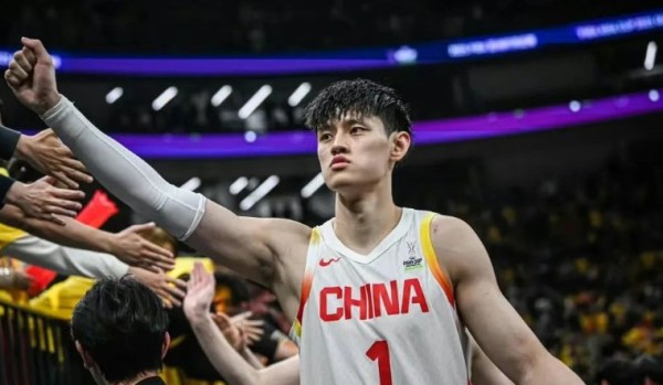 曾凡博中国男篮运动员在比赛中与观众互动的场景