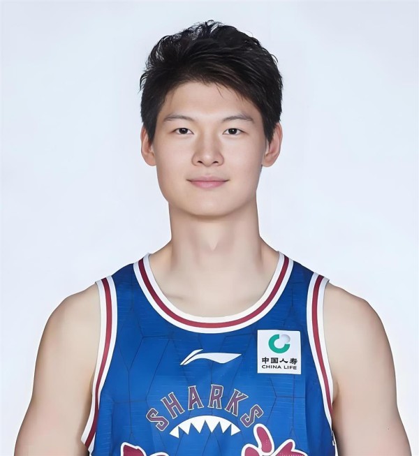 上海男篮砸下重金重组阵容！16将合同曝光，顶薪老将+潜力新星能否再冲冠军？