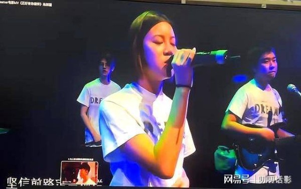 《爱回家》女星疑似中学旧照曝光,容貌变化引热议!曾要求同学删相