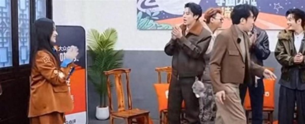 沈月到王鹤棣爸爸烧烤店，大口吃烧烤直夸很Q弹，棣爸爸一脸开心