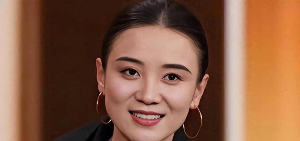 85后女星在拍杂志群封时被宋佳压制，不少花粉此前误以为无竞争关系，实际上奖项和资源高度重叠，娱乐圈竞争无处不在