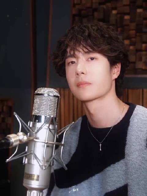 王一博录音室花絮曝光，灰黑毛衣卷毛造型吸睛