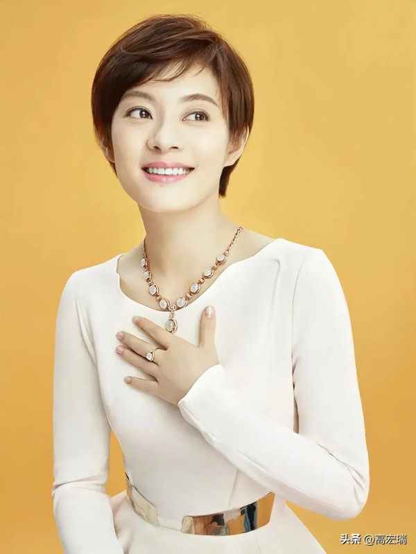 高宏瑞：惊！孙俪女儿对的神级评价，你绝对想不到！
 
家人们，娱乐圈那点事儿总是让人津津乐道，明星们舞台上光芒万丈，生活里的点滴更是大家好奇的焦点。这不，孙俪就给大伙分享了一件自家的趣事，和超火的《甄嬛传》有关，一曝光就直接把大家的好奇心拉满！谁能想到，一个小孩对这部经典宫斗剧，竟有如此独特的见解。
 
1. 痴迷追剧，童言抛出惊人观点：孙俪家的小公主可真是《甄嬛传》的超级粉丝，来来回回...