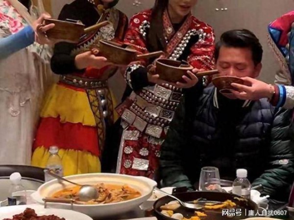 曾志伟现身昆明，美女敬酒喝得满脸通红，港星老友团嗨翻包厢