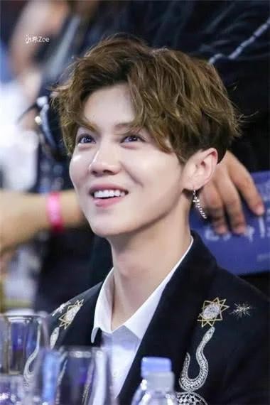 明星副业都是啥？鹿晗开俱乐部，杨颖开美甲店，看到他：深藏不露