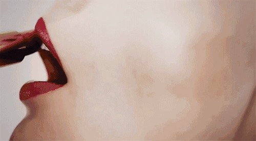 赵丽颖最近晒出一款口红火了，一支不到30块，用着完全不输大牌