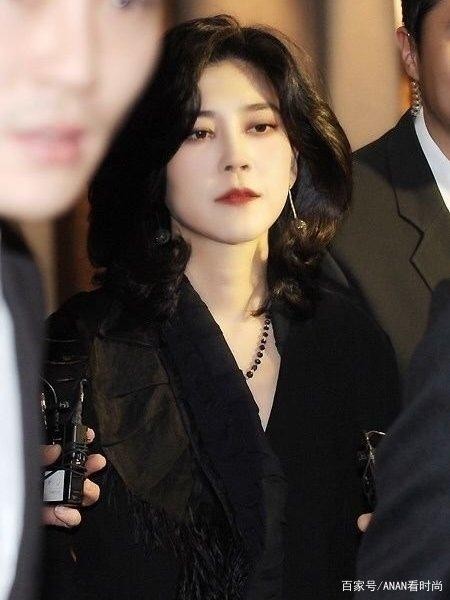 三星集团千金财阀气质，人间富贵花柔弱长相，爱穿黑白经典小香风