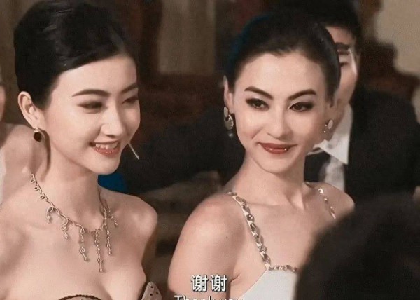 人间富贵花也爱路边摊？景甜新剧路透，谁说女神不接地气？