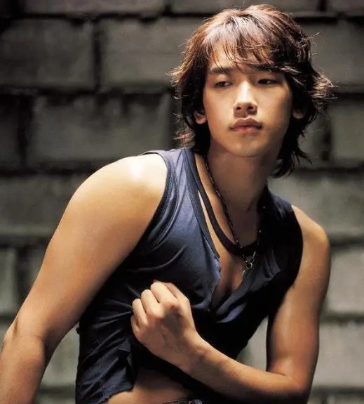 阅读天天飘红：韩国明星rain参加综艺时，跟嘉宾说：“我是97年以偶像出道的。”说这句话时他还有些洋洋得意，结果下一刻就被嘉宾的话打脸了，嘉宾说：“我97年刚出生。”

看到综艺里还有一群年轻后生，rain就再次强调说：“我以rain这个名字solo出道是在2002年。”嘉宾元英不由笑了：“2002年这个世界上还没有我。”元英是2004年出生的新生代女团成员。

在综艺里，rain说自己以前用过滑...