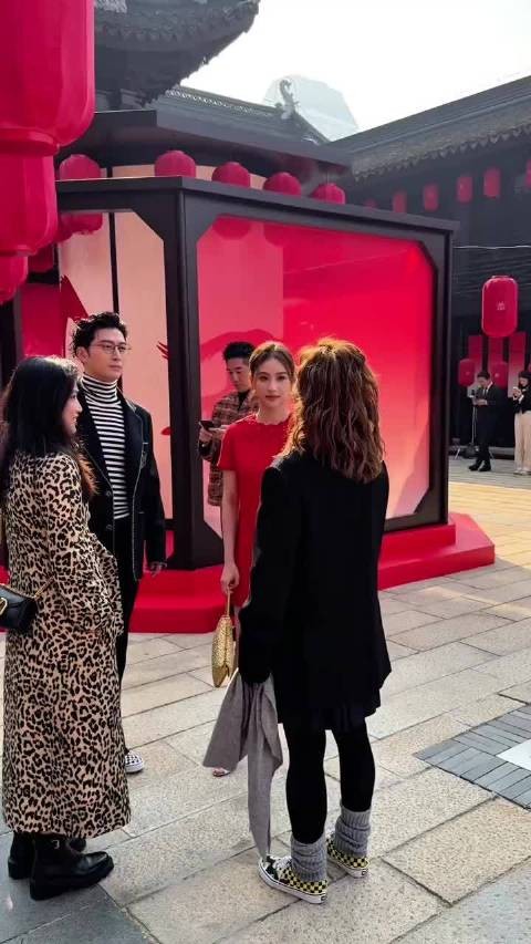 窦骁何超莲上海活动互动亲密破离婚传闻