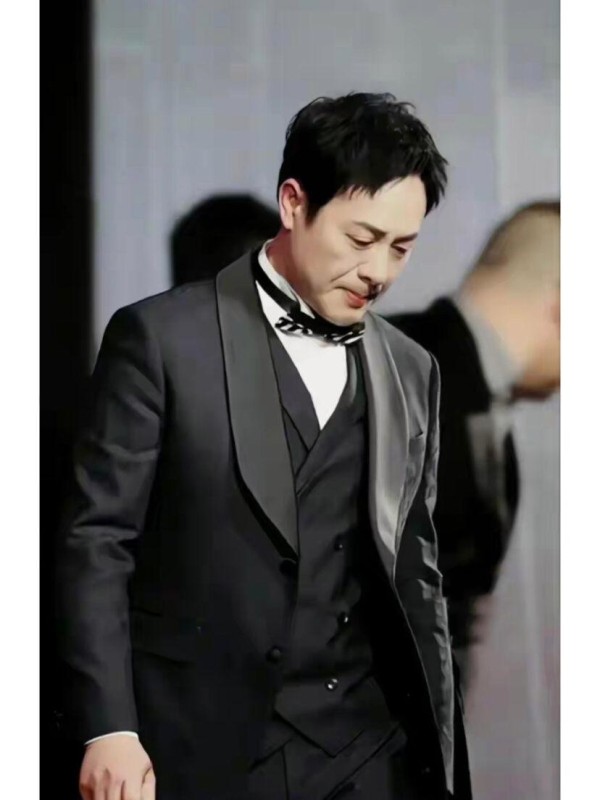 张颂文红毯走秀成焦点，人气爆棚彰显巨星风范