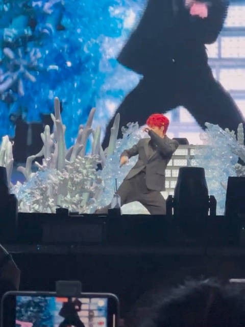 梓渝红发造型亮相<a target=