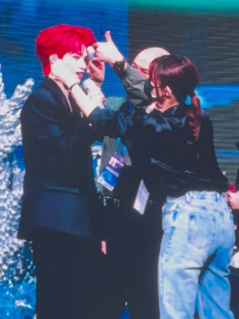 吃了八个猪蹄 自己吃了一半 反应过来的时候另一半被别人吃了？ 谁？