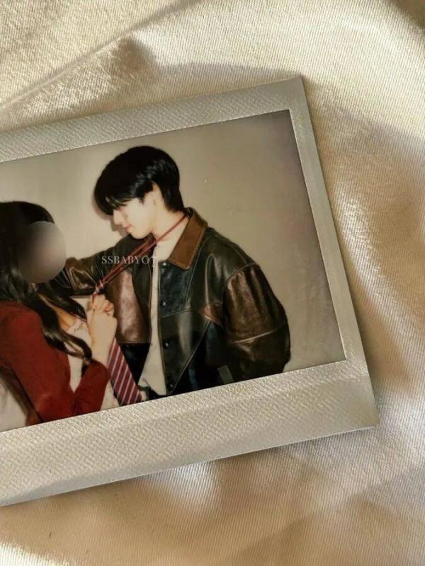 人气男偶像和粉丝亲密合照引发争议，这根本是在鼓励病态追星