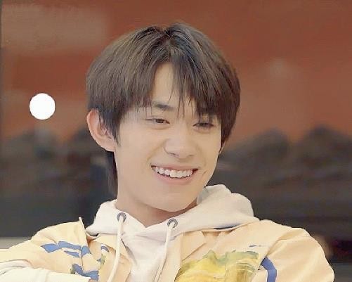 班主任谈易烊千玺在校状态，简单两字形容明星生活，粉丝看完慌了