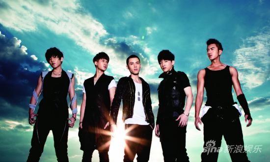 MIC新碟超越乐坛老将勇夺专辑销量榜冠军(图)