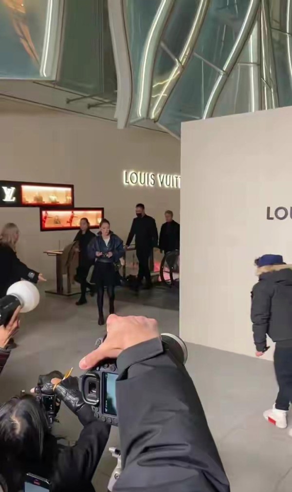 打破明星拘谨！王鹤棣宋茜王嘉尔周冬雨三里屯即兴互动