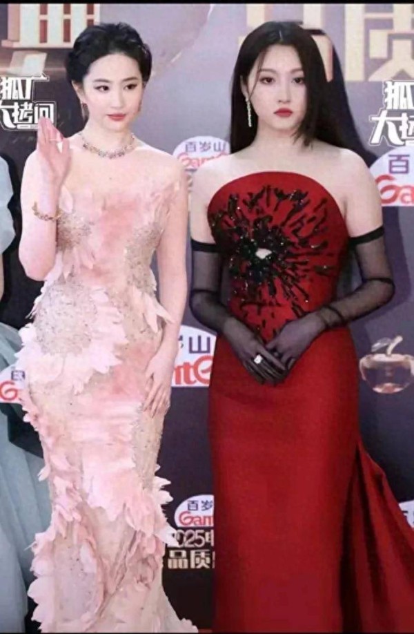 刘亦菲与关晓彤同框：身材对比引发的热议