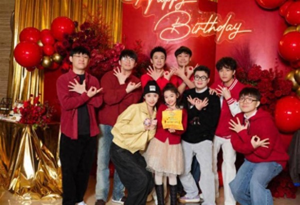 张维伊38岁生日宴，董璇9岁女儿小酒窝手写贺卡祝福继父：以后没那么多黑料，全是好料