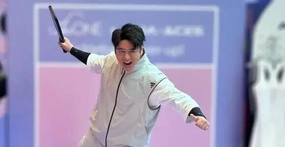 台上失准！前TVB知名男星遭同事斥责瞬间暴怒：一部手机就扔过去