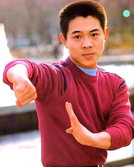 武术明星跨界娱乐圈：从李连杰到吴京的传奇之路