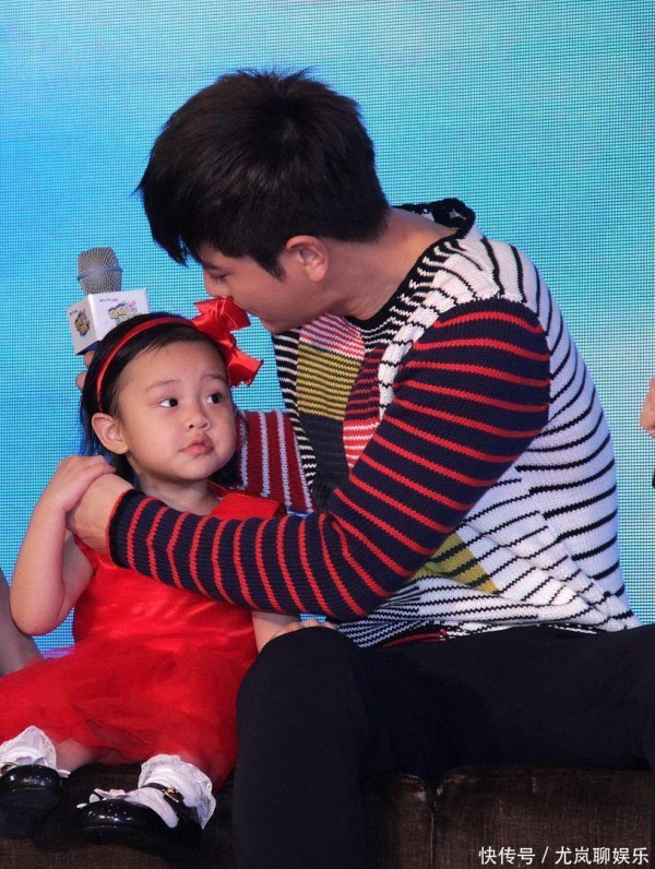 甜馨为贾乃亮正名背后：离异家庭子女的情感困境