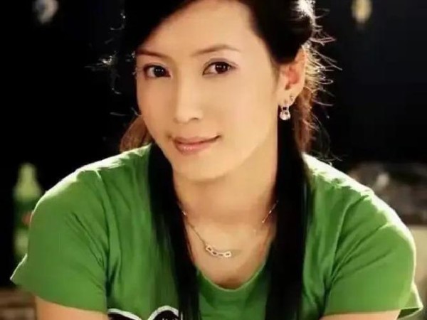 从明星到 “生活工人”：她如何扛起全家重担却依然在片场发光？