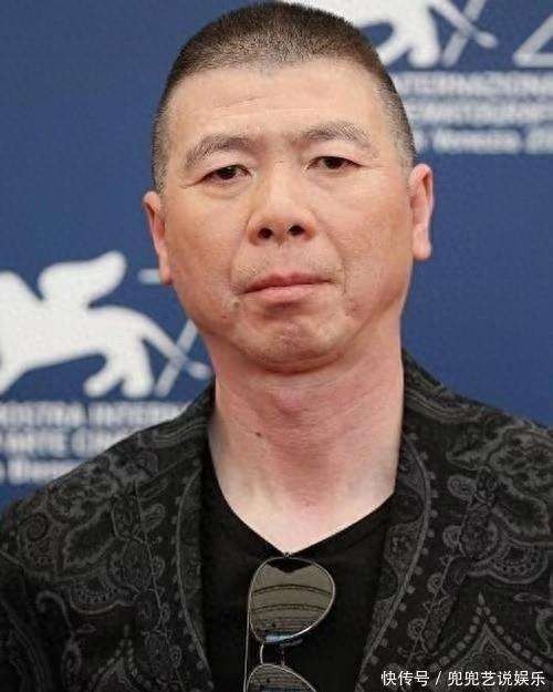 热议！徐帆辟谣离婚后，冯小刚带女亮相时尚圈，背后小心思被扒！