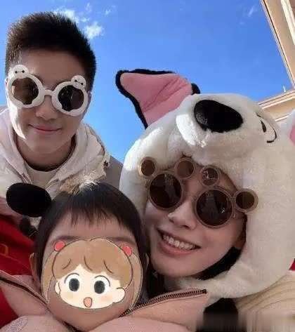 奚梦瑶与婆婆小姑子过圣诞，同框合影曝光超大豪宅