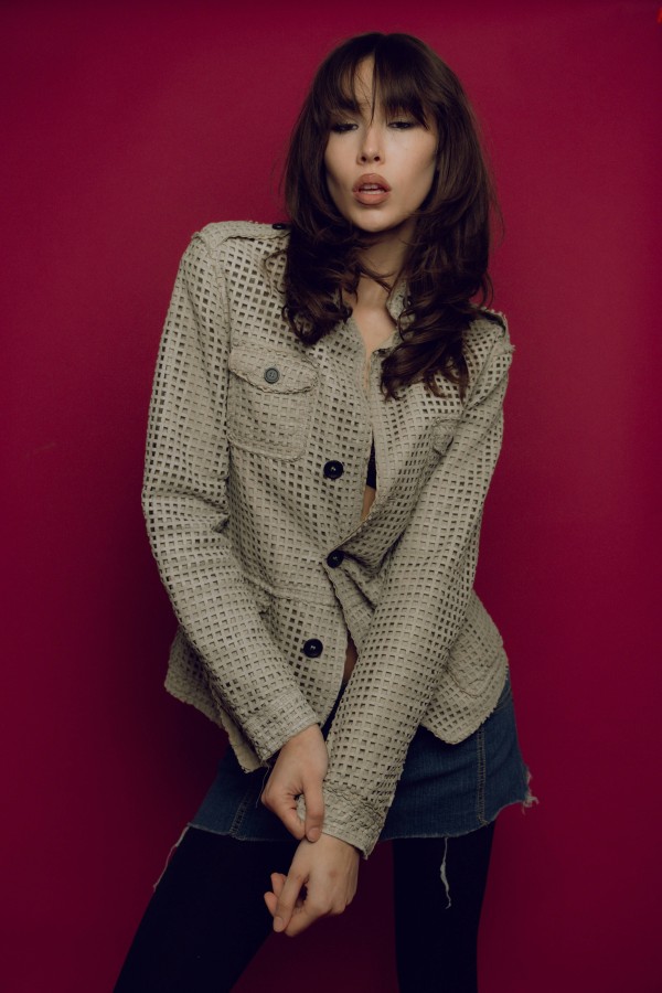 为何女明星借助舆论施压解约？信息不对称与利益冲突下的合同经济损失