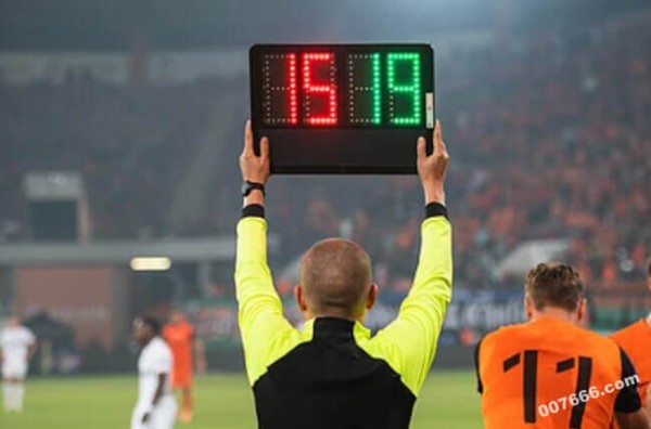 哈塞尔巴因克点评：特罗萨德表现非常出色，牢牢占据核心位置